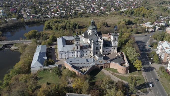 乌克兰日托米尔州历史名城别尔季切夫的裸加尔默罗修道院的空中无人机向下拍摄。乌克兰各地的旅游目的地