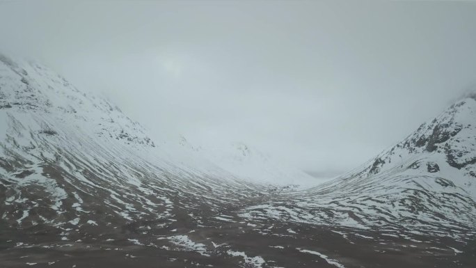 航拍的天空岛和三个姐妹在雪景在苏格兰的冬天