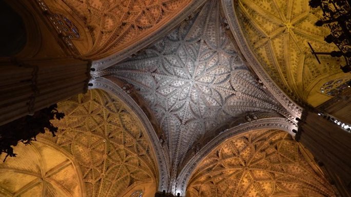 西班牙安达卢西亚塞维利亚大教堂的天花板