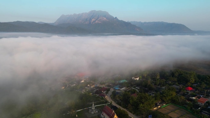 泰国清迈，清岛，云雾笼罩的小镇与高山