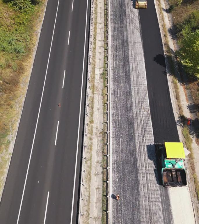 双线公路道路养护工作鸟瞰图。沥青铺装采用圆柱滚轮车。