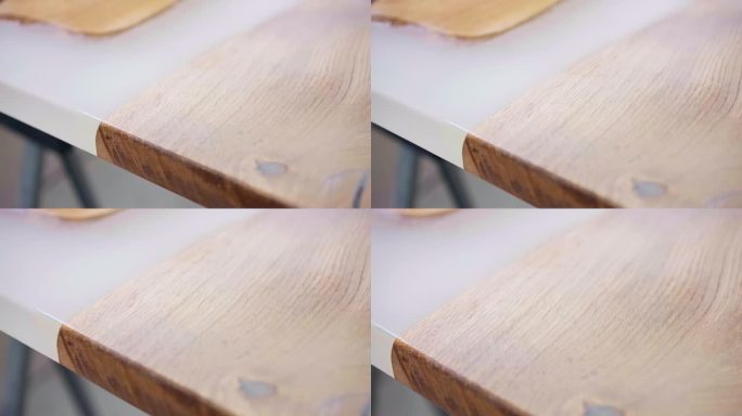 抛光时髦的桌面由木板和白色珍珠色环氧树脂制成，完美的木质质感和个性化设计，环氧树脂桌生产和小企业的概