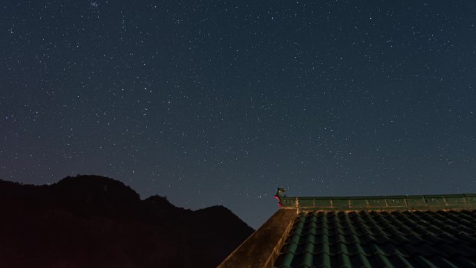 中式建筑屋顶正吻瓦片夜晚星空银河延时摄影