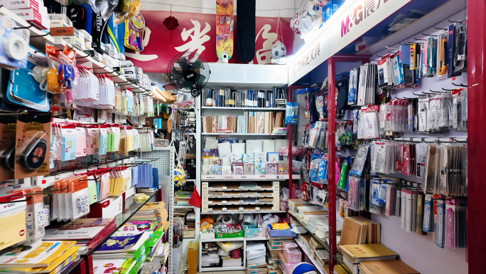 小朋友文具店买学习用品