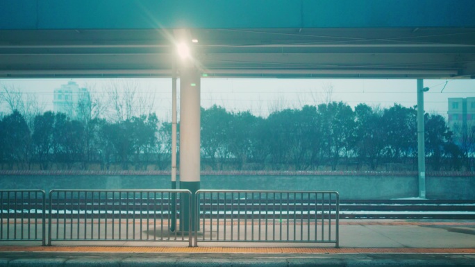 北方春节回家过年路上的火车窗外风光