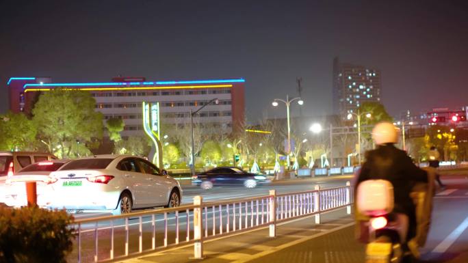 夜晚城市行人过马路汽车车辆车流人流夜景街