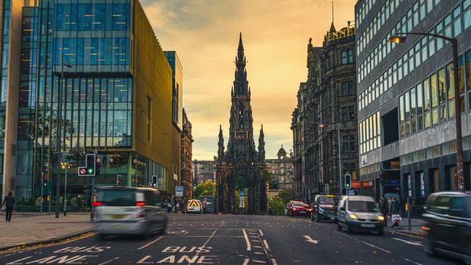 拥挤的交通和通勤旅游人们在日落时分游览爱丁堡斯科特纪念碑，苏格兰，英国，英国