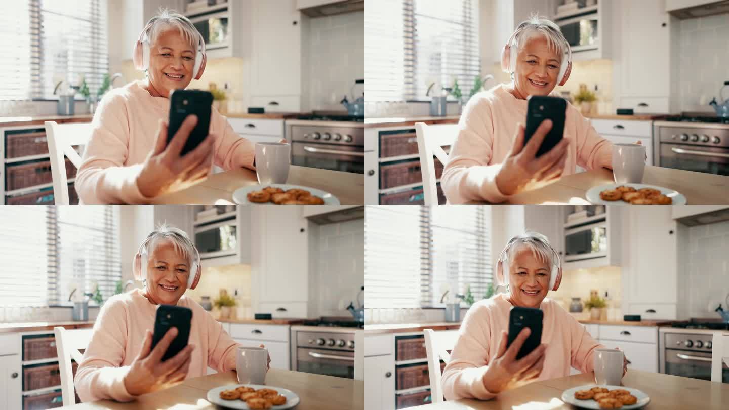 耳机、手机和厨房里的老女人在社交媒体上看搞笑、喜剧或喜剧视频。快乐，笑和老年妇女的人看帖子在网上与手