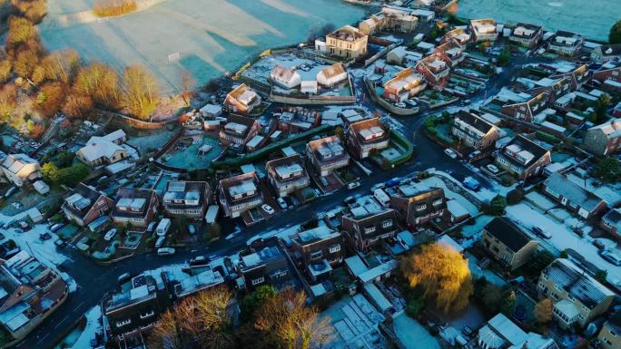 在英国的约克郡，一个寒冷的冬日清晨破晓。英国集镇村庄的中产阶级郊区房屋。冬天，下雪，寒冷，天气寒冷。