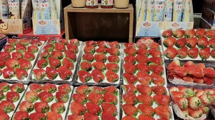 商超草莓水果摊位空镜视频素材