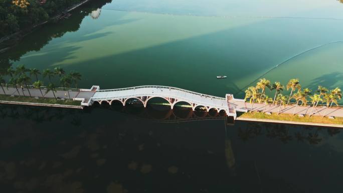 广西南宁南湖公园日出中的湖中拱桥