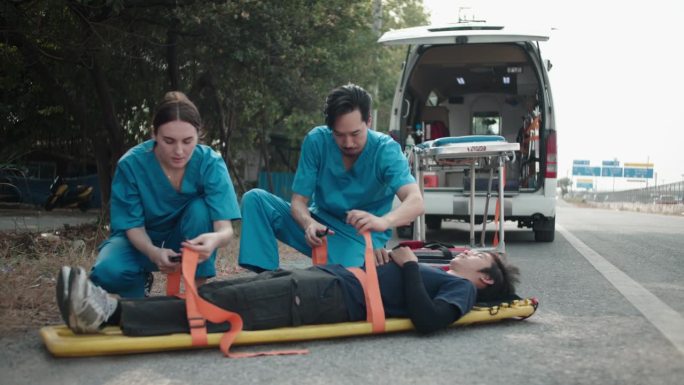护士小组准备并绑好移动急救床