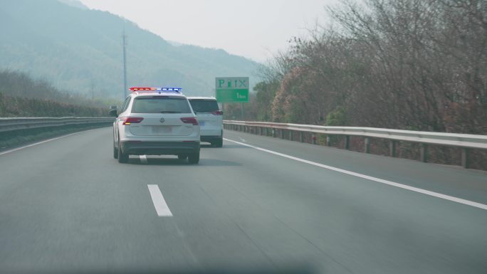 高速公路警车调整行驶