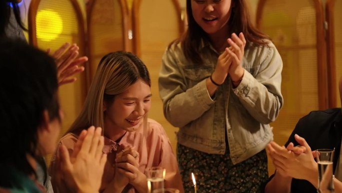 一位年轻的亚洲女性正在庆祝她的生日