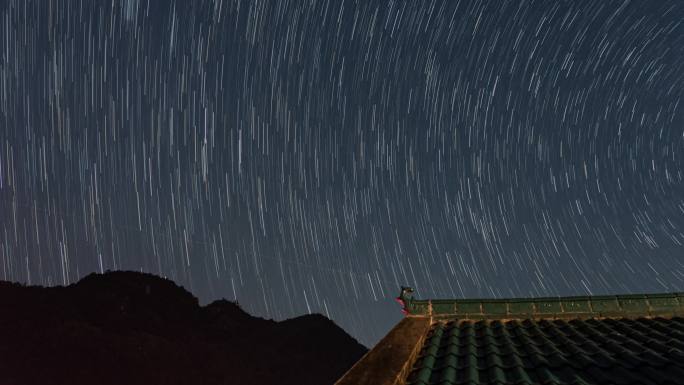 星空星轨中式建筑屋顶正吻瓦片夜晚延时摄影