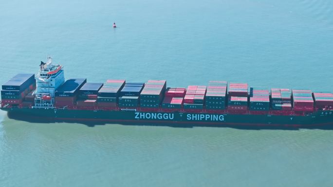 航拍海上巨型货轮航行运输国际贸易