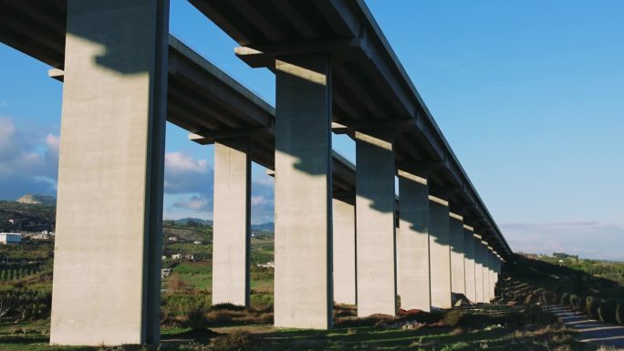 混凝土山地高速公路高架桥的无人机视图。汽车、高架桥交通畅通。风景优美的汽车、高架桥置身于大自然之中。