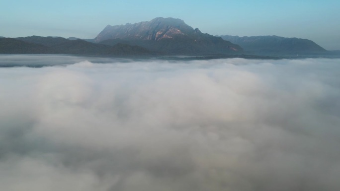 泰国清迈，清岛，云雾笼罩的小镇与高山