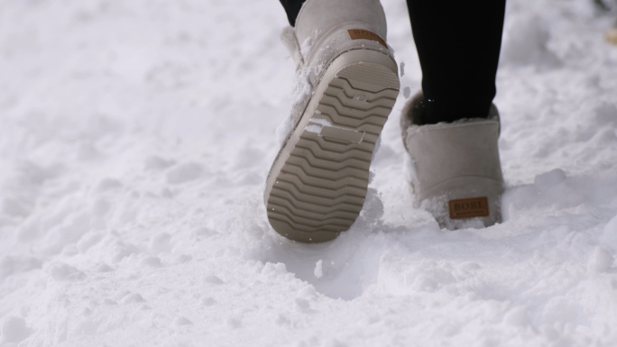冬季冬天雪地行走脚步步伐踩雪踏雪路人行人