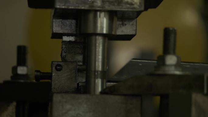 金属掌握展开:精密金属切割机，在一个动态的库存素材片段的效率交响乐