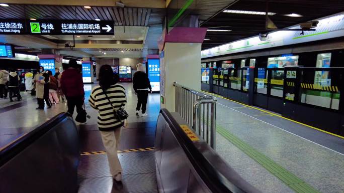 上海城市地铁人流视频素材49