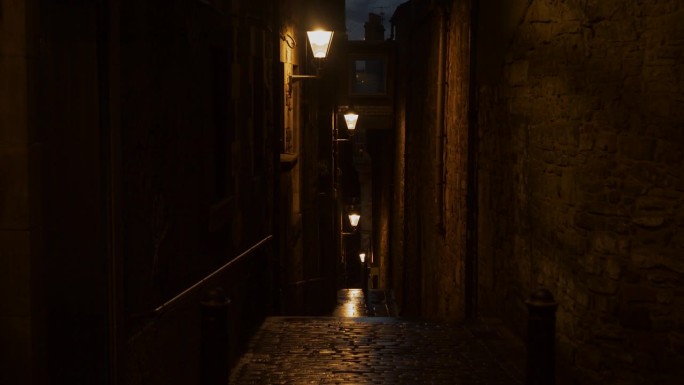在一个风景如画的中世纪小镇里，街灯照亮了一条黑暗而狭窄的小巷