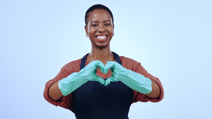 女人，在蓝色的背景上微笑着，用手示意清洁，用心制作工作室和模型。非洲人，有表情符号的人和脸，在太空中