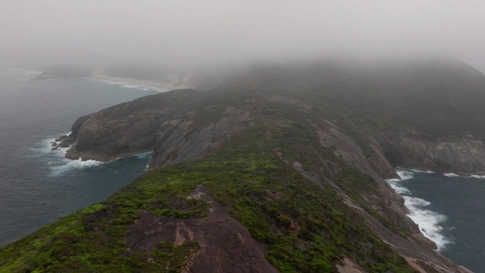 航拍照片，在秃头的最后一个高峰翻滚，然后下降到海岬的下一个低谷。