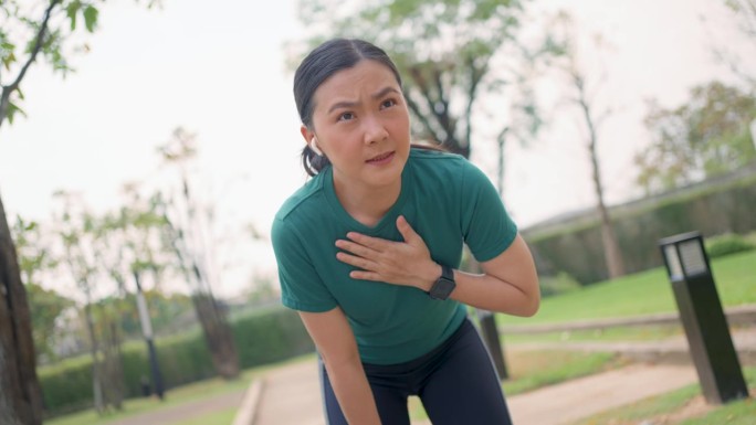 一名亚洲女性出现了胸痛、呼吸困难、在公园运动时用智能手表检查脉搏等症状。