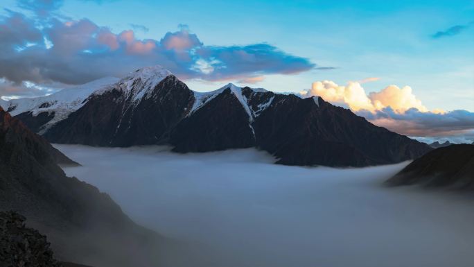 那玛峰C1营地看到了云海和日照金山