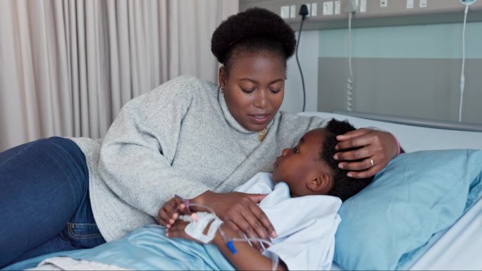 医院，病床和母亲与孩子的安慰，同情和护理与静脉滴注手术。医疗保健，非洲家庭和母亲支持孩子的医疗服务，