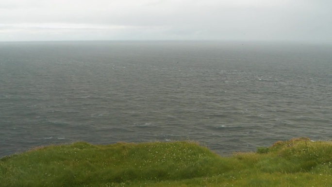 在苏格兰北部汹涌的大海上，无情的风鞭打着长满草的悬崖顶端