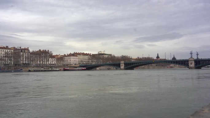 罗纳河流经里昂的经典建筑，由铁桥连接，将法国美景尽收眼底