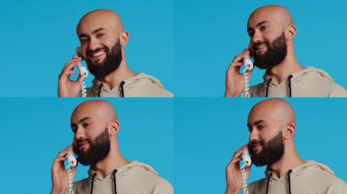 一名中东男子用固定电话与人交谈