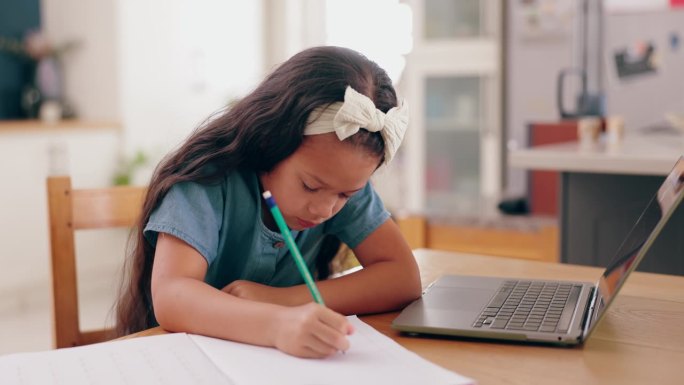 小女孩，为了教育、学习或书桌上的作业，在笔记本电脑前写作和睡觉。疲惫的年轻女性，孩子或小孩在客厅的电
