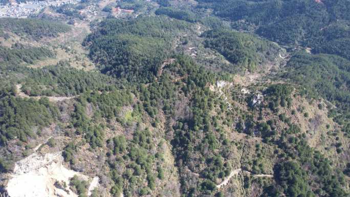 滥开采  破坏山体 满目苍夷 千疮百孔