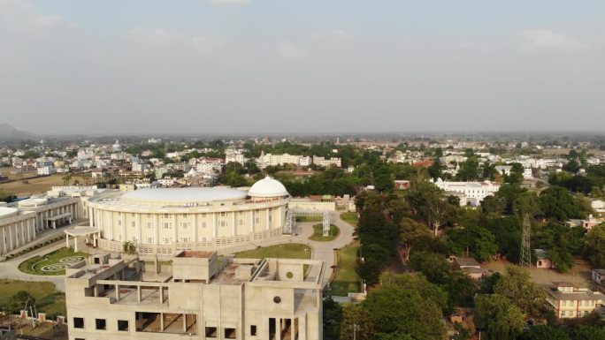 在比哈尔邦阳光明媚的日子里，菩提伽耶印度管理学院的侧面视图。无人驾驶飞机。