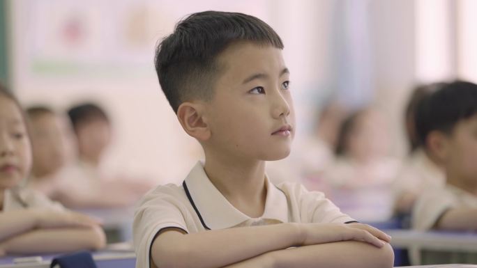 小学生上课举手听课
