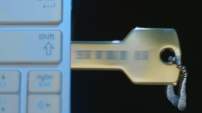 一位女士的手将一个电脑闪存盘插入USB接口