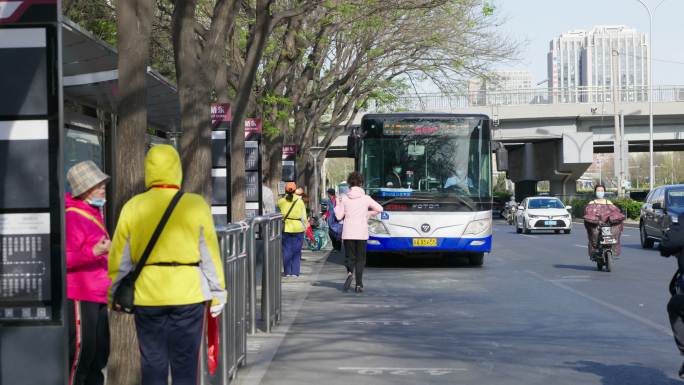 北京公交车站车辆进出站