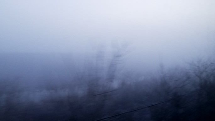 火车 卧铺 大雾 车窗 凌晨 郊区