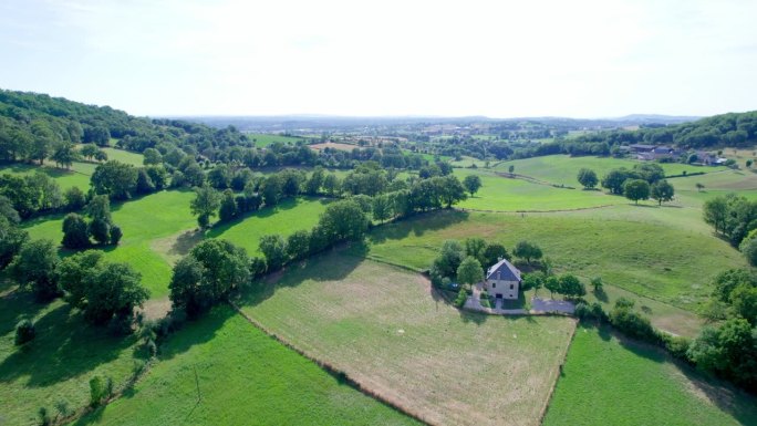 位于法国乡村偏远地区的私人庄园鸟瞰图