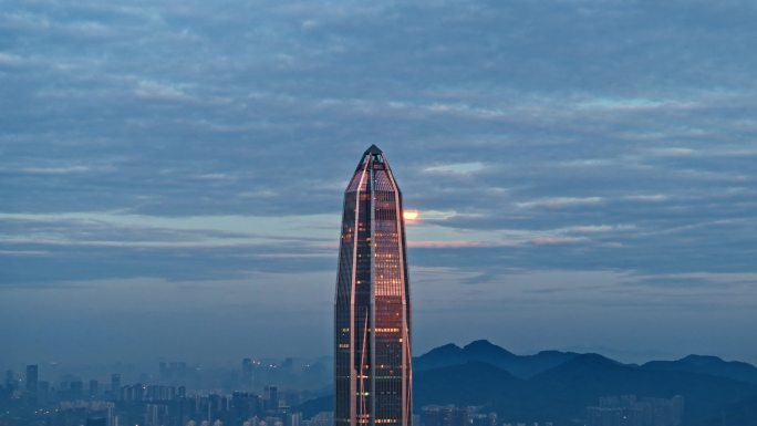 深圳平安中心建筑与月亮特写航拍