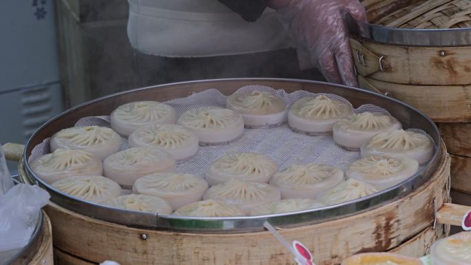 笼屉内的蟹黄汤包特写