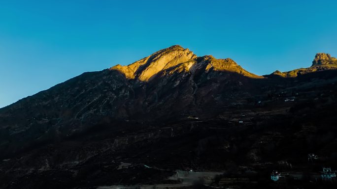 川西日照金山，清晨日照