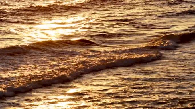 鸟瞰海浪冲击海滩金色海岸金色海浪
