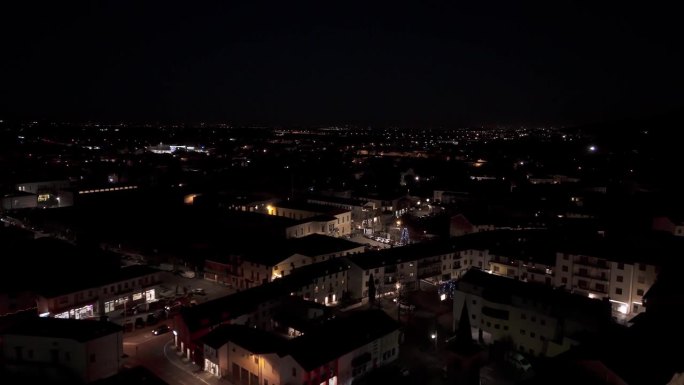 意大利维琴察省马洛镇的夜晚。鸟瞰图