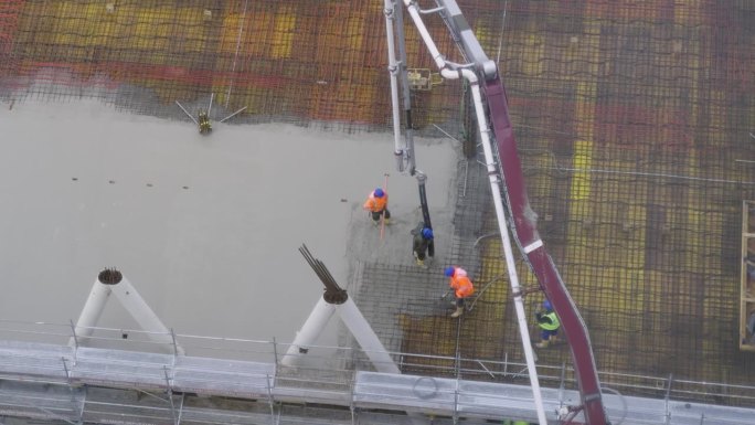 在建筑工地上通过泵送液体混凝土来建造地板