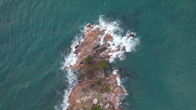 海浪冲击岛屿礁石俯视航拍