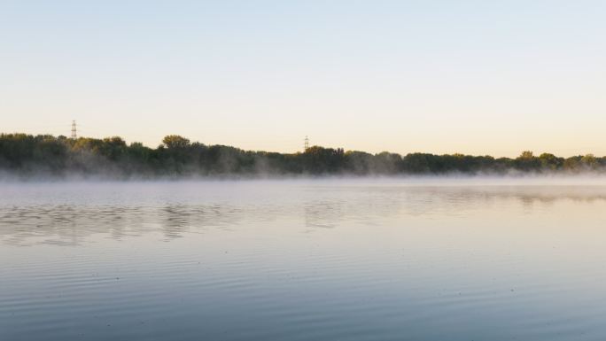 清晨平静的湖面